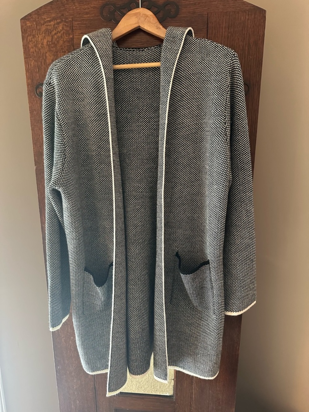 Open Front Hooded Knit Cardigan with Pockets in Black and White size Large
